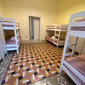 Hostel A I R H1o, Naples