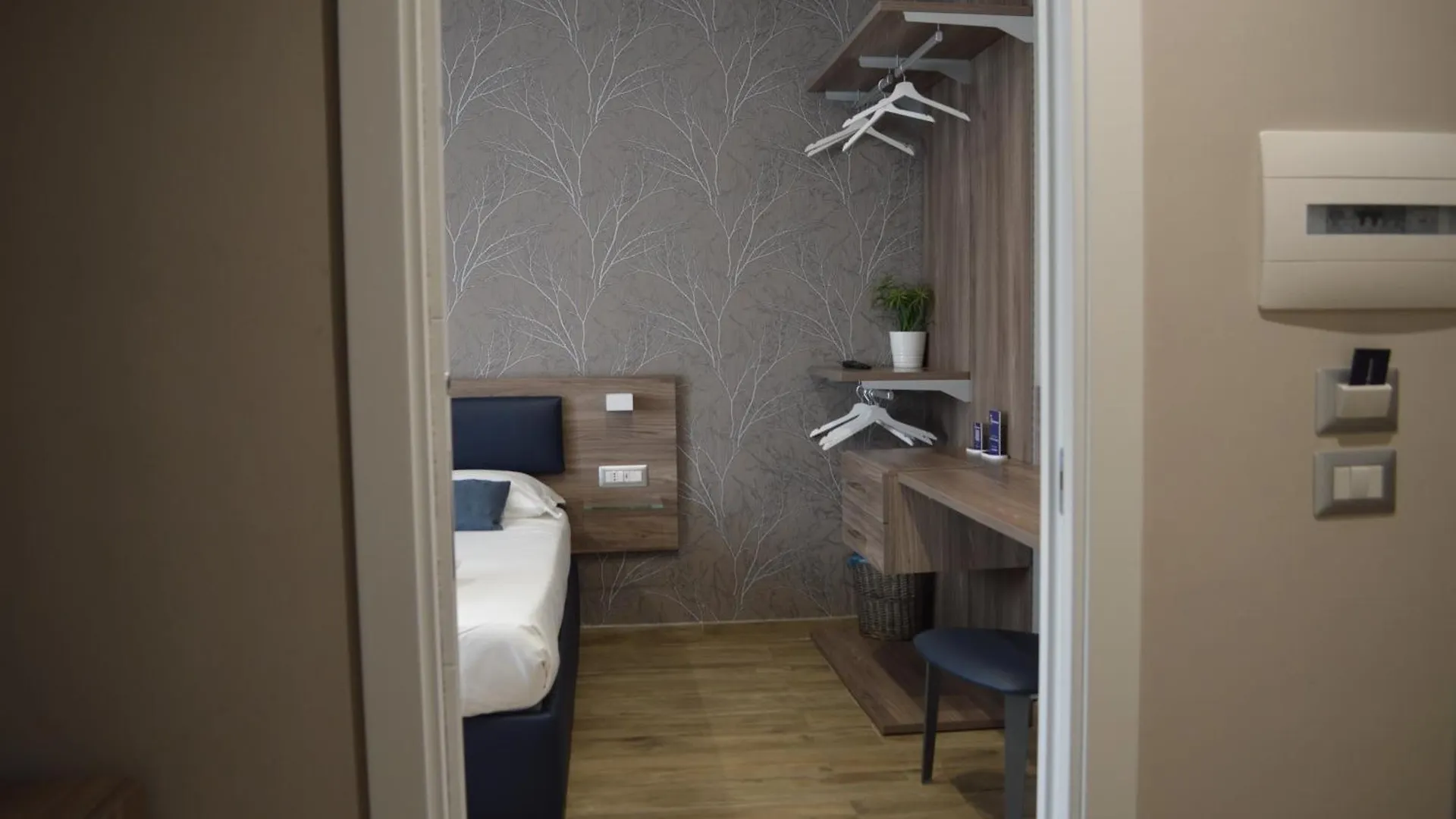 Famalu Apartments Naples 2*,