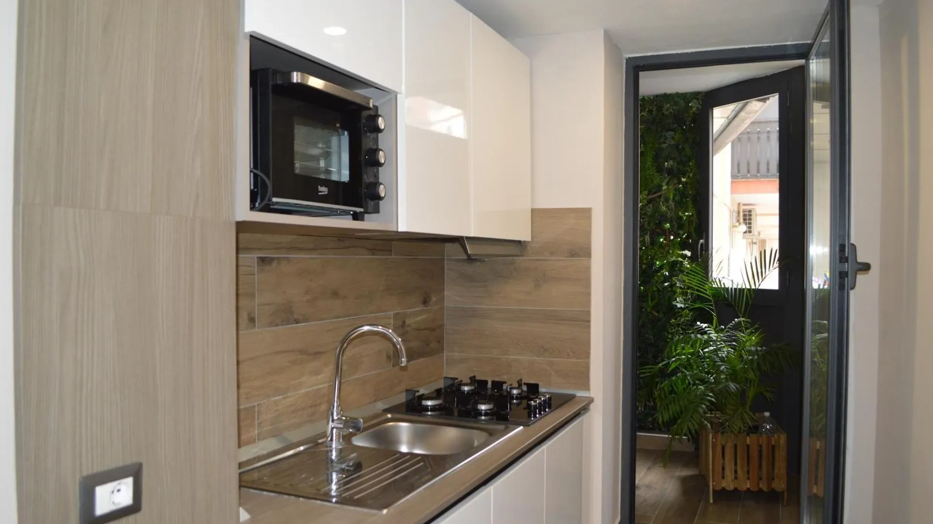 ** Bed & Breakfast Famalu Apartments Naples Italy