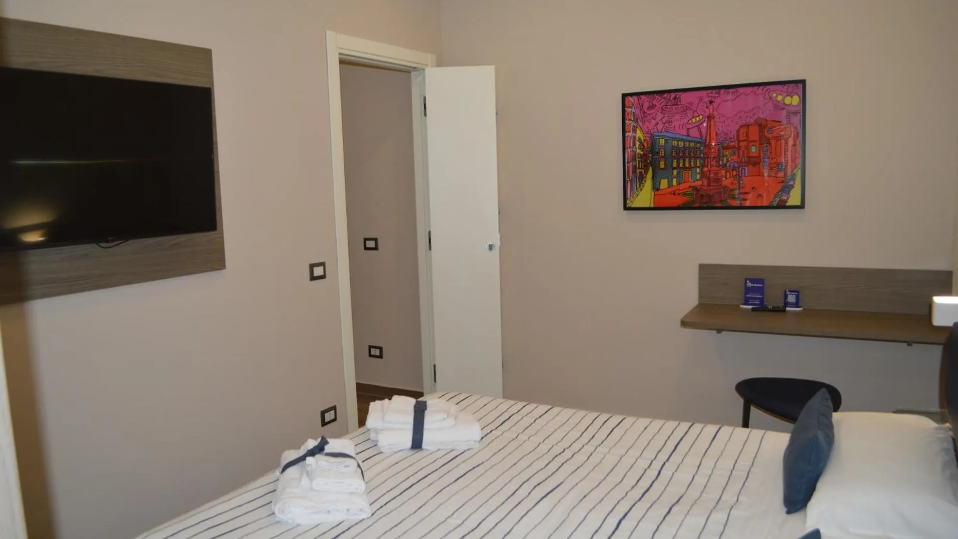 Famalu Apartments Naples 2*,