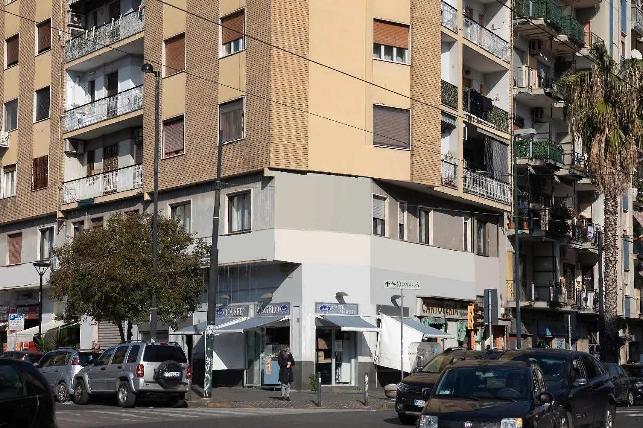** Bed & Breakfast Famalu Apartments Naples Italy